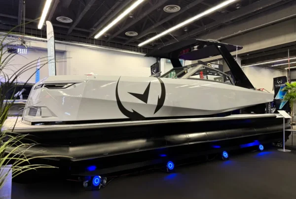 Spectr triponton avec propulsion moteur électrique 180 Hp E-Motion